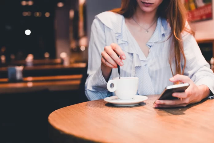 Ese momento de relax con tu portátil puede convertirse en una pesadilla si no tomas precauciones básicas de ciberseguridad. Fuente: Freepik
