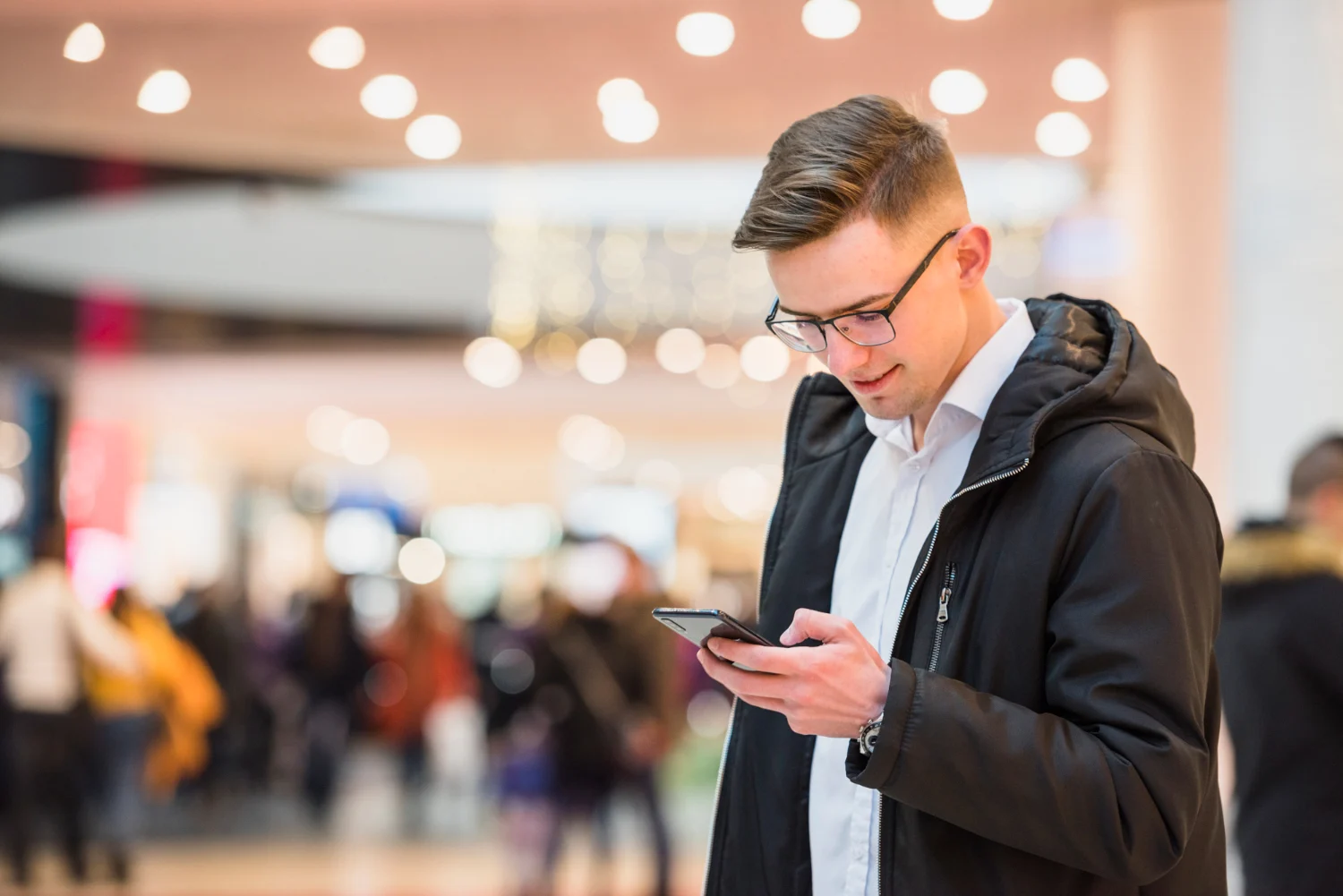 Mientras buscas las mejores ofertas, otros buscan la mejor oportunidad para acceder a tu vida, por eso la ciberseguridad en las grandes superficies es crucial. Fuente: Freepik
