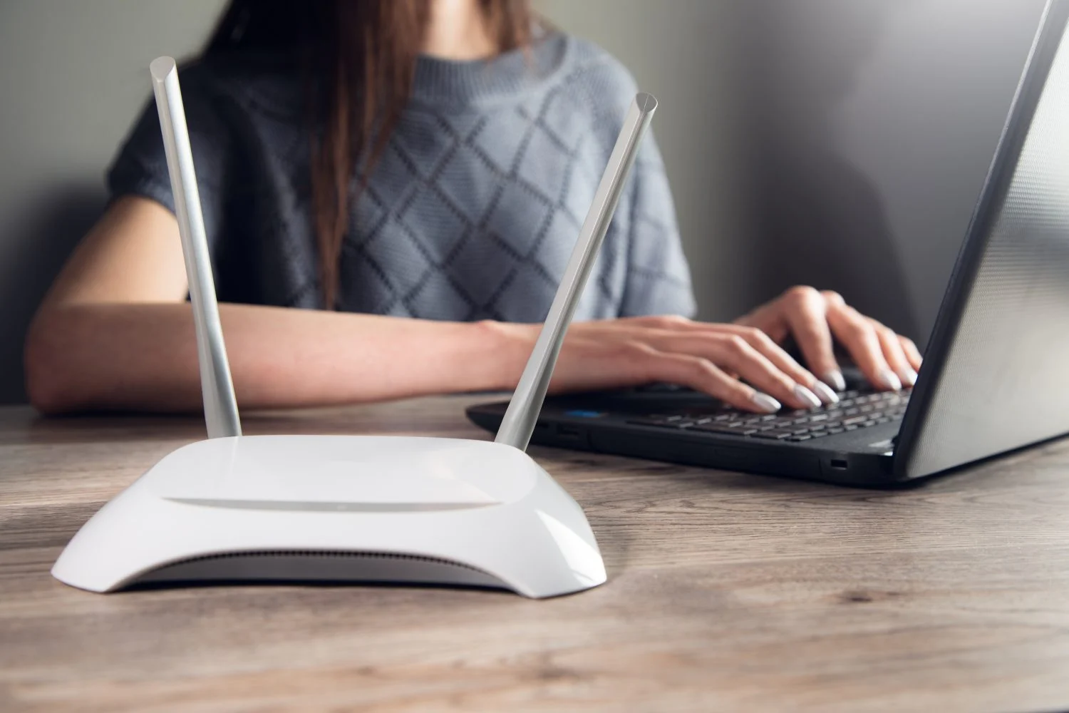 Esta es la parte más importante del proceso, el cambio de 30 segundos que puede marcar un antes y un después en tu WiFi. Fuente: Freepik 
