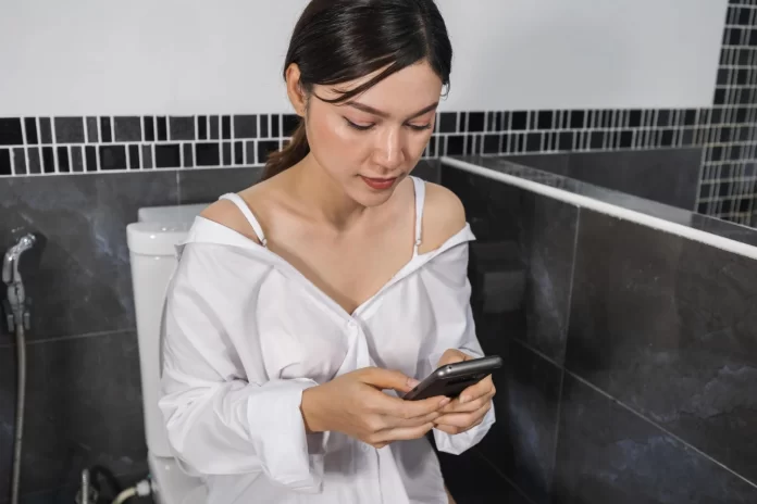 Entiende la alarmante afirmación de Sergio Rivas y cómo la comodidad de tener un móvil conectado se convierte en una vulnerabilidad crítica. Fuente: Freepik 
